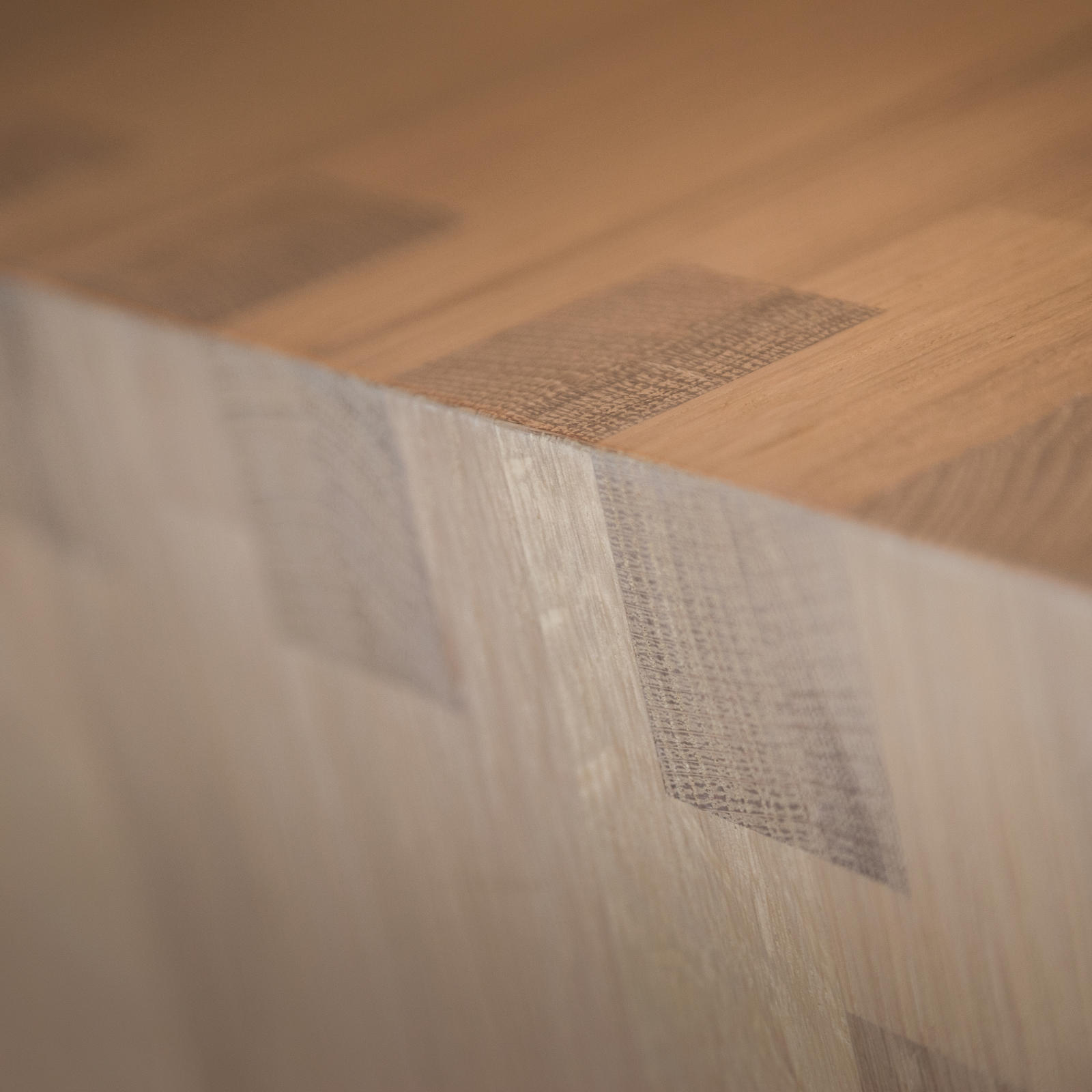 Close-up van rand van massief eiken bladmateriaal