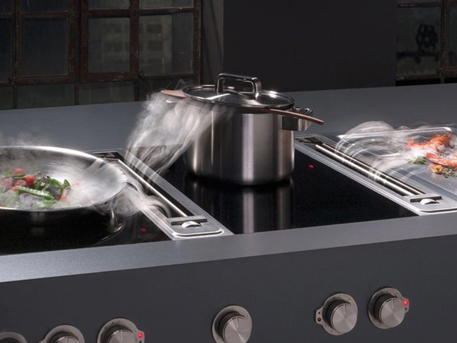 BORA kooksysteem met wok, kookpot en grillplaat en afzuiging die de damp tussen de zones opzuigt