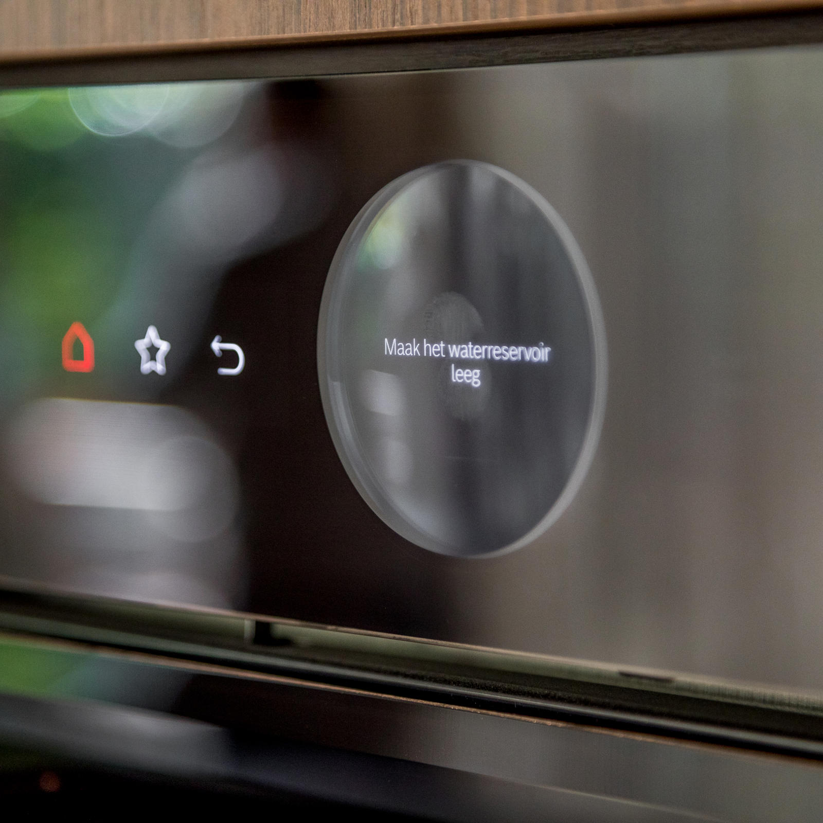 Touchdisplay van inbouwoven met melding om het waterreservoir te legen