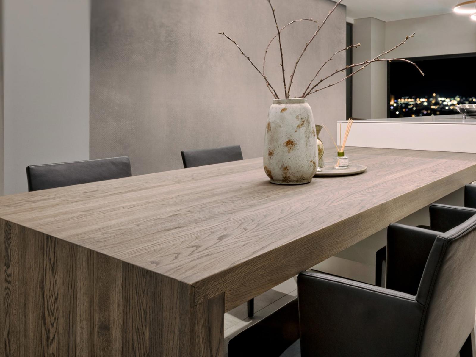 SPEKVA massief houten eettafel in grijs eiken met zwarte stoelen