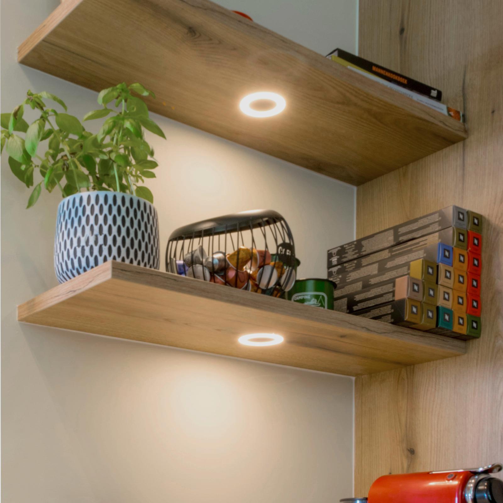 Zwevende eiken wandplanken met ingebouwde spots boven het werkblad