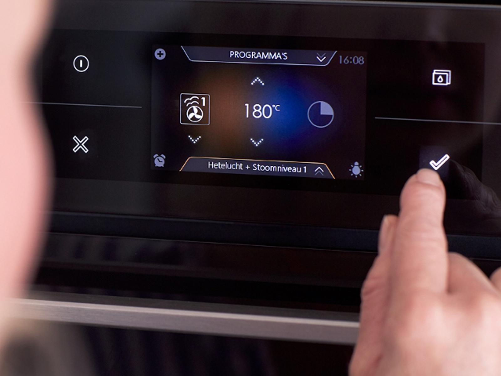 ATAG oven met touchscreen-display, vinger kiest het programma hetelucht met stoom op 180 graden