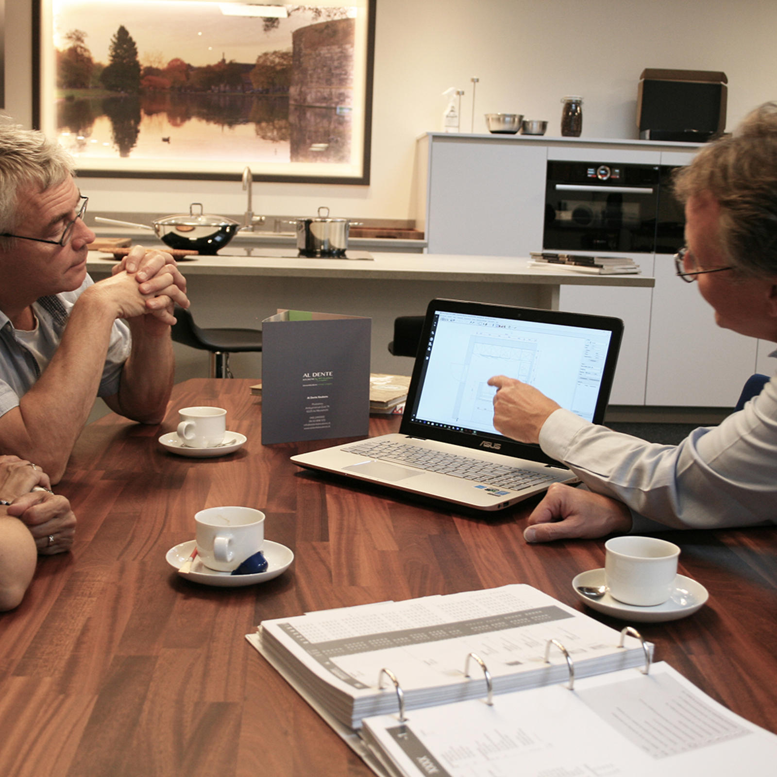 Wil Custers toont een stel het keukenontwerp op zijn laptop tijdens het vervolggesprek