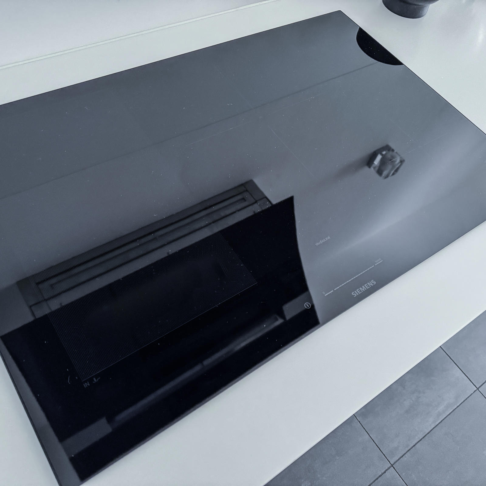 Siemens inductiekookplaat met geïntegreerde afzuiging, in de vergrote uitsparing van het witte werkblad