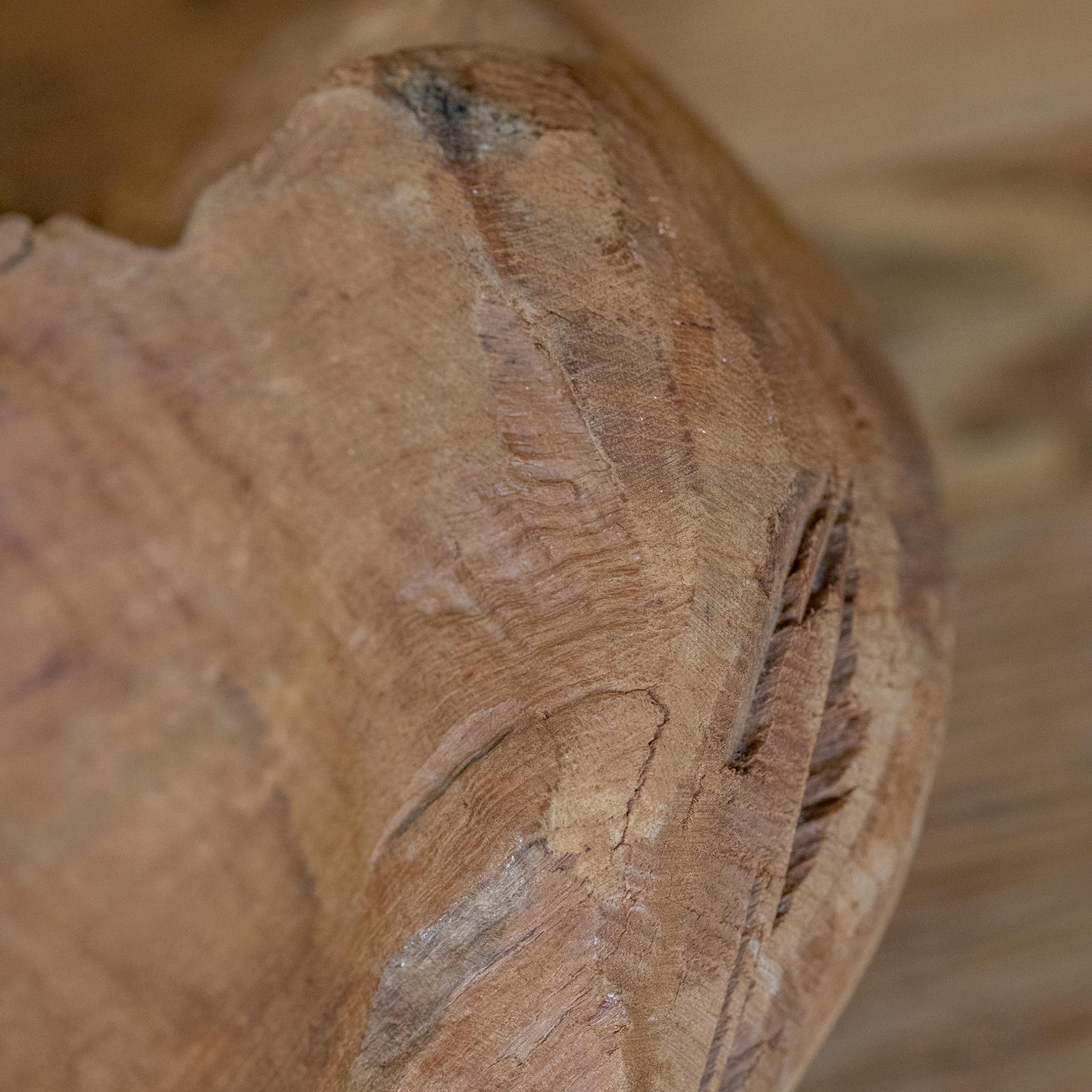 Close-up van een ruwe houten decoratieschaal