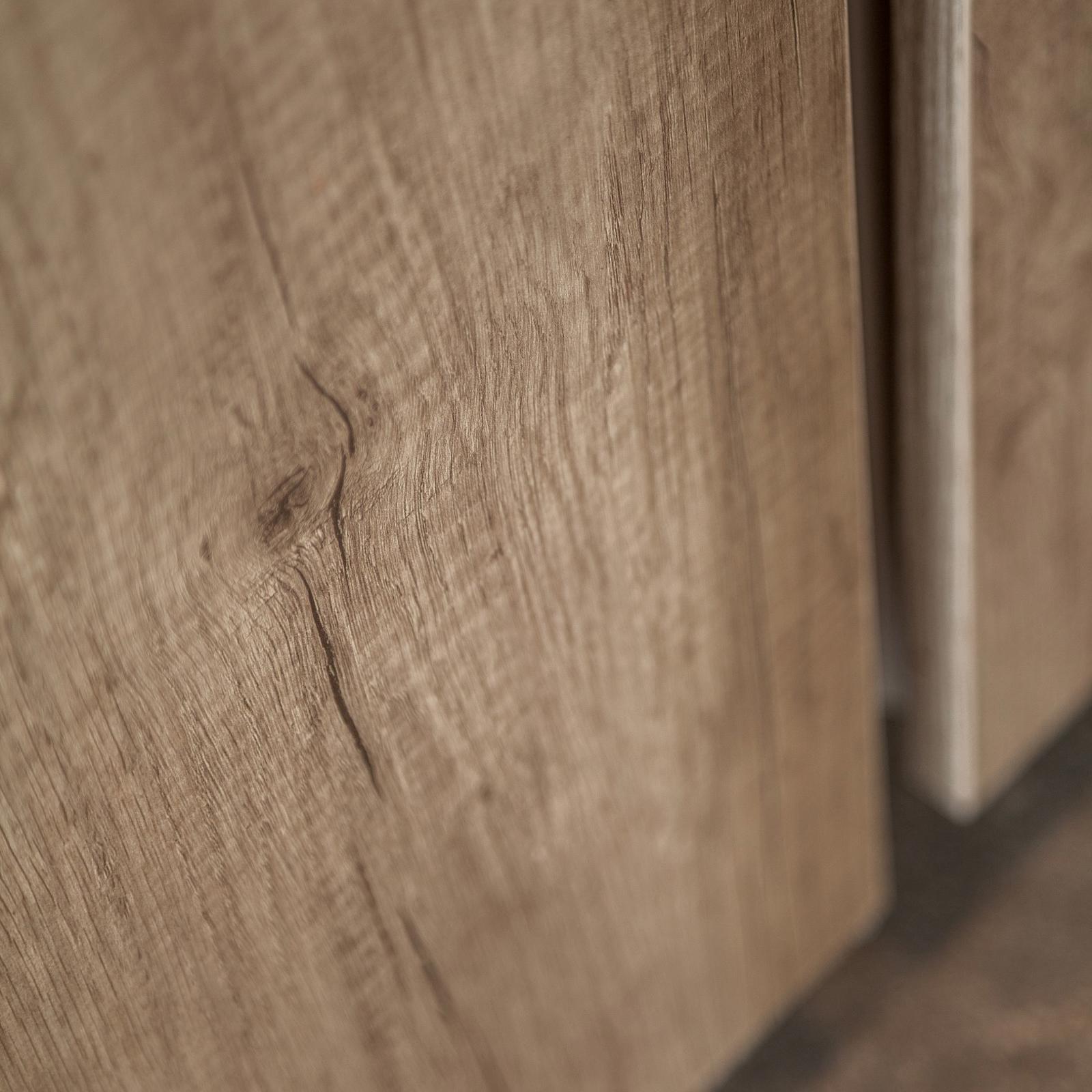 Close-up van een kastdeur in houtlook met zichtbare noesten en houtnerf