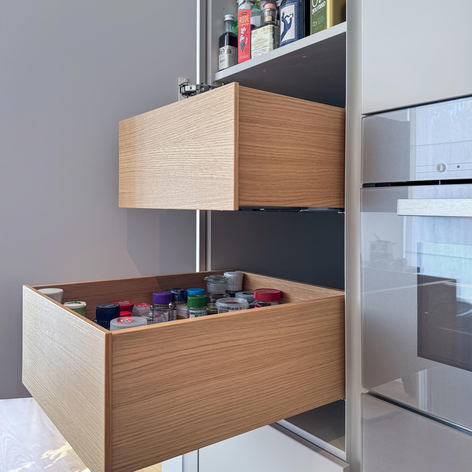 Eiken binnenladen in een hoge kast naast de Miele inbouwoven
